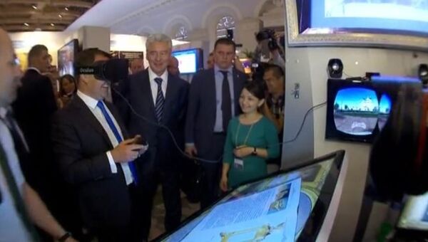 Медведев совершил  3D-прогулку по Тобольскому кремлю на выставке в Москве