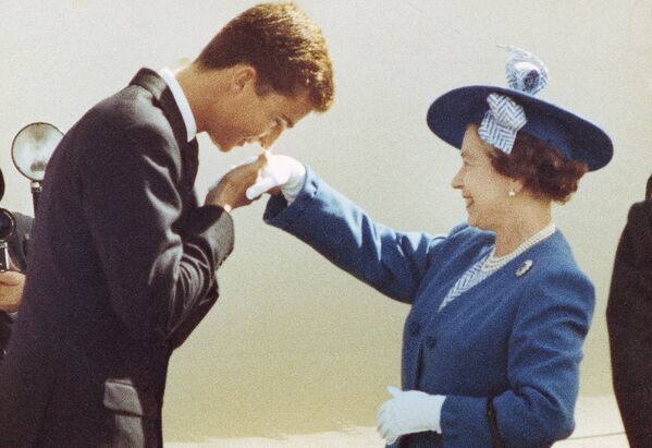 Принц Фелипе целует руку королеве Великобритании Елизавете II во время ее визита в Испанию. 1988