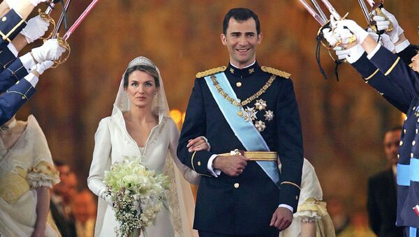 Принц Фелипе и его жена принцесса Летиция во время церемонии бракосочетания. Мадрид, Испания, 2004