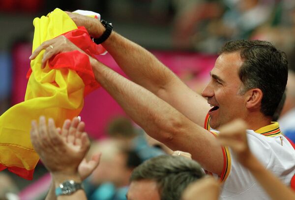 Принц Фелипе держит в руках испанский флаг на Олимпийских играх в Лондоне, 2012