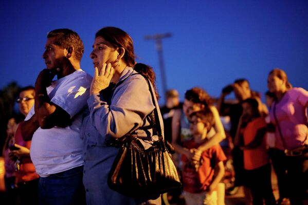 Люди собрались возле места крушения истребителя в Калифорнии