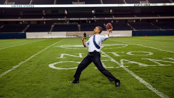 Президент США Барак Обама с мячом. Архивное фото