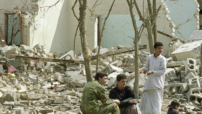 Жители одного из домов в Багдаде, разрушенных во время войны в Персидском заливе. Архивное фото