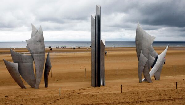 Памятник десантникам на берегу Нормандии. Архивное фото