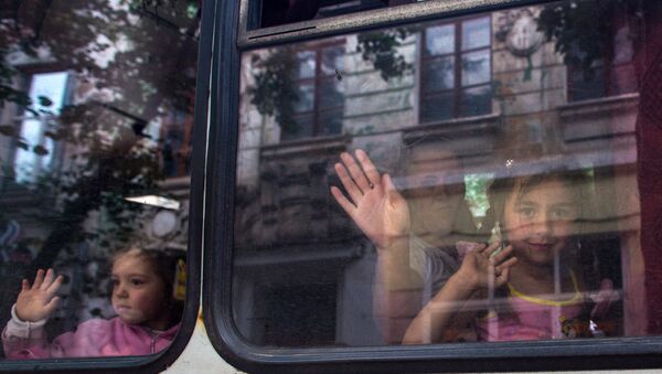 Жители Славянска эвакуируют детей, 5 июня 2014 года. Архивное фото