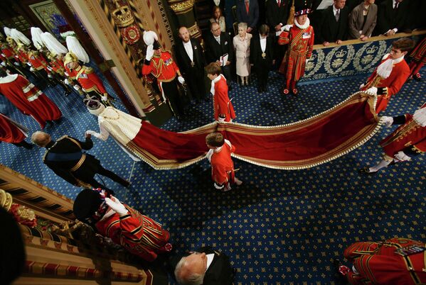 Королева Елизавета II и принц Филипп во время открытия сессии государственного парламента