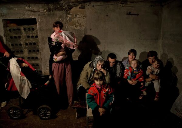 Жители Славянска в подвале дома во время обстрела украинскими ВВС
