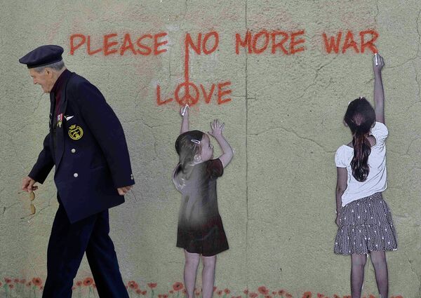 Британский ветеран Пол Батлер на фоне антивоенного граффити