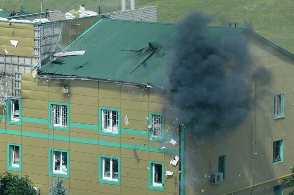Попадание снаряда из гранатомета в здание воинской части погранслужбы Украины в Луганске