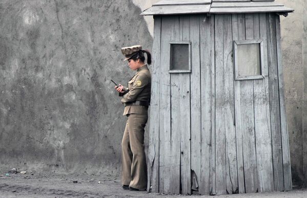 Северокорейская девушка-солдат на границе с КНР