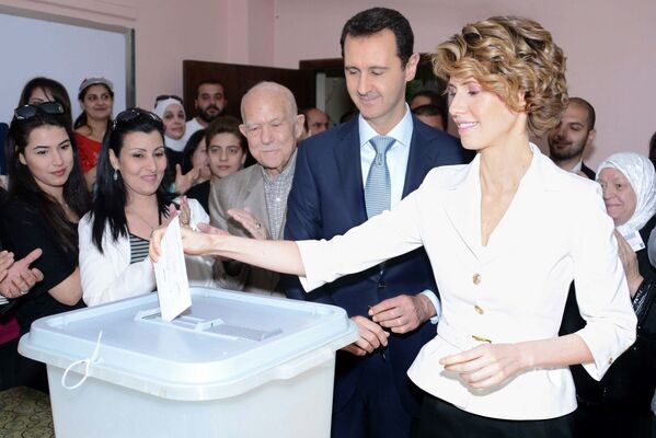 Действующий президент Сирии Башар Асад и его жена Асма голосуют на выборах президента страны