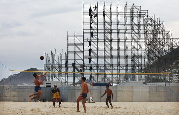 Люди играют в футволей - смесь футбола и волейбола. Рио-де-Жанейро, Бразилия