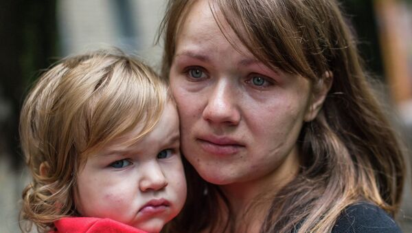 Жители города Славянска эвакуируют детей из города