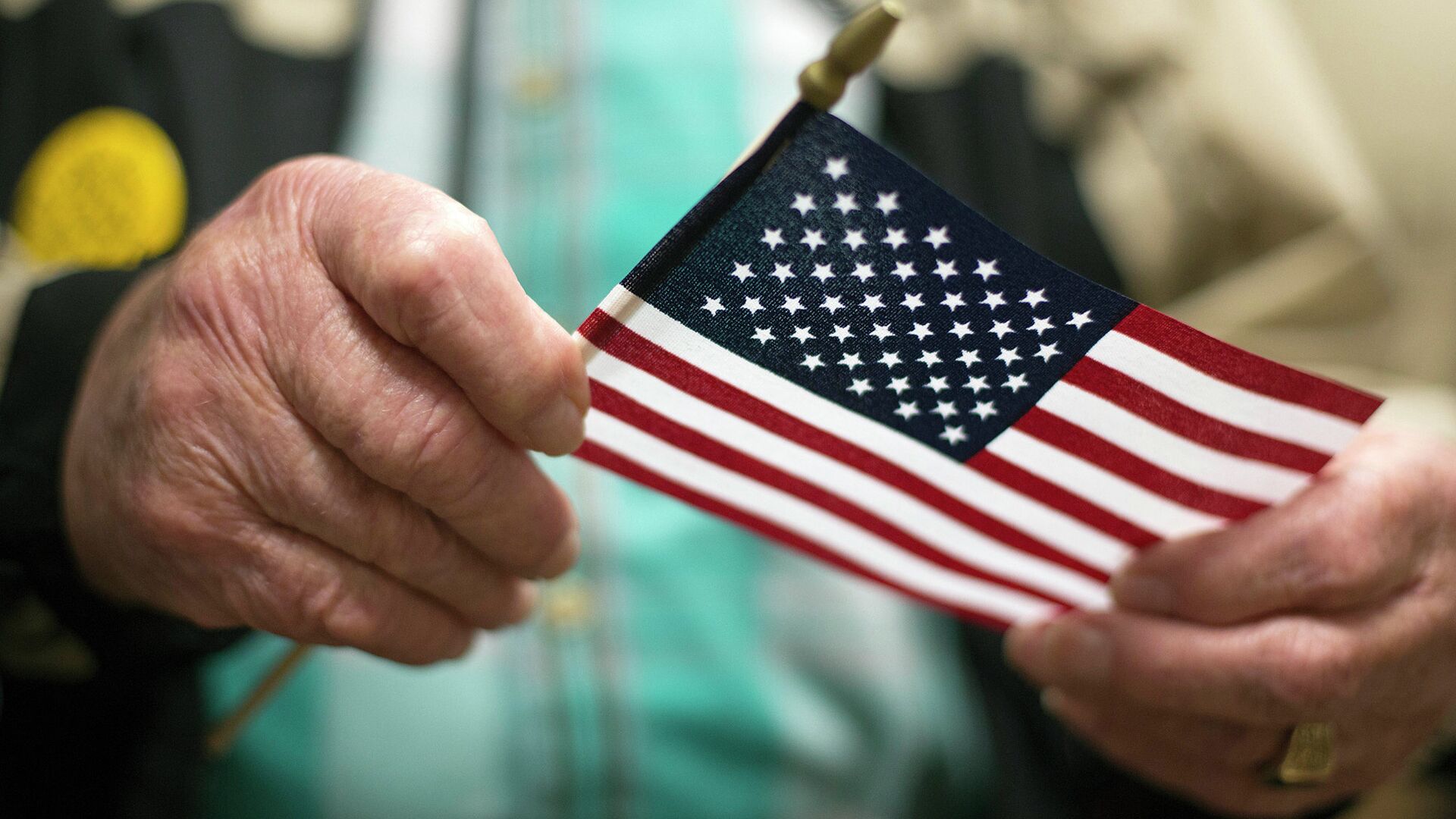 Американский ветеран Второй мировой войны держит флаг США - РИА Новости, 1920, 13.06.2021