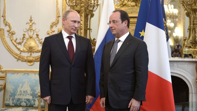 Президент России Владимир Путин и президент Франции Франсуа Олланд. Архивное фото.