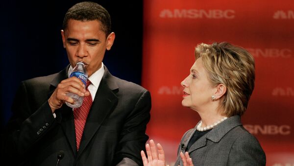 Барак Обама во время беседы с Хилари Клинтон до начала прений на выборах 2008 года. Архивное фото