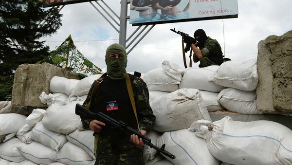 Бойцы батальона Восток на одном из блокпостов в Донецке. Архивное фото