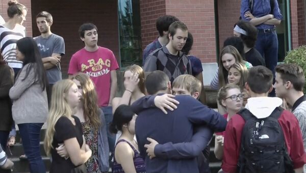Студенты обнимали друг друга и плакали после стрельбы в Сиэтле