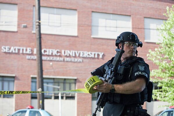 На месте стрельбы в студенческом городке Сиэтлского университета в Вашингтоне