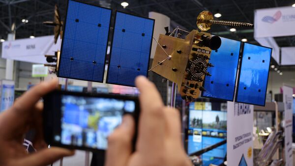 Макет спутника ГЛОНАСС-К на выставке. Архивное фото