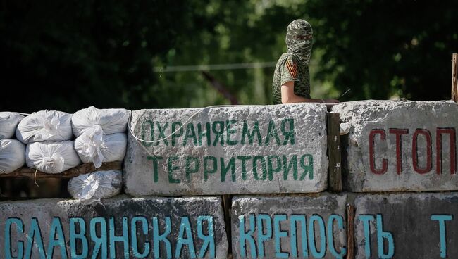 Боец народного ополчения на блокпосте возле города Славянска