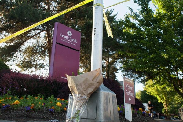 Цветы на месте стрельбы в студенческом городке Сиэтлского университета в штате Вашингтон