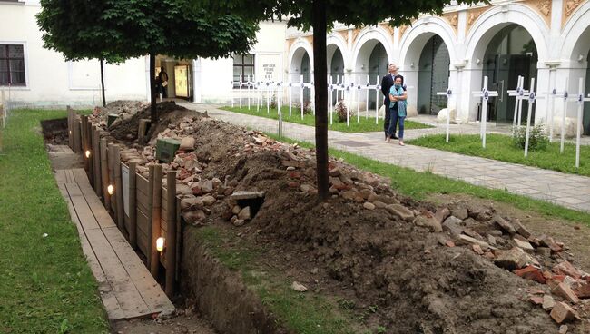 Символическое кладбище с фото и краткими сведениями погибших во дворе выставки Медиа и пропаганда Первой мировой войны в Вене. Архивное фото