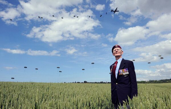 Ветеран из Великобритании, участник высадки союзников в Нормандии на праздновании юбилея события