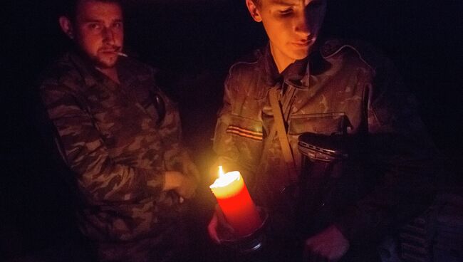 Бойцы ополчения укрываются в убежище во время массированного обстрела поселка Семеновка.