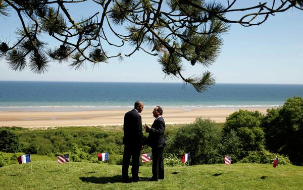 Президент США Барак Обама и президент Франции Франсуа Олланд в Нормандии