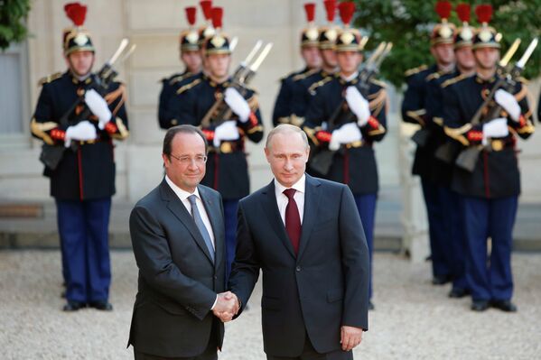 Президент Франции Франсуа Олланд и президент России Владимир Путин на мероприятии по случаю 70-летия высадки союзников в Нормандии