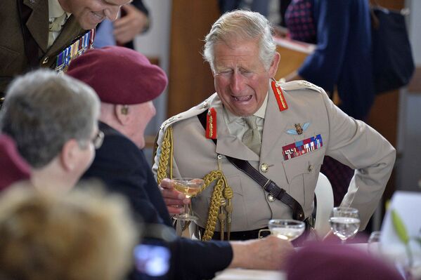 Британский принц Чарльз с ветеранами ВОВ на мероприятии по случаю 70-летия высадки союзников в Нормандии