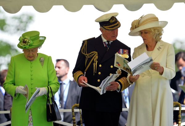 Королева Великобритании Елизавета II и принц Чарльз с супругой Камиллой на мероприятии по случаю 70-летия высадки союзников в Нормандии