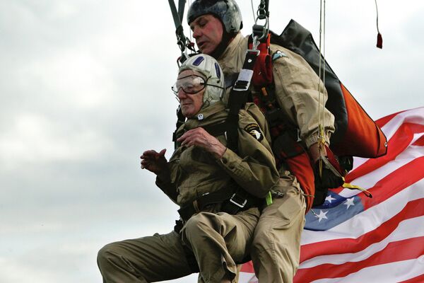 93-летний ветеран ВОВ Джим Мартин совершает прыжок с парашютом на Юта-Бич