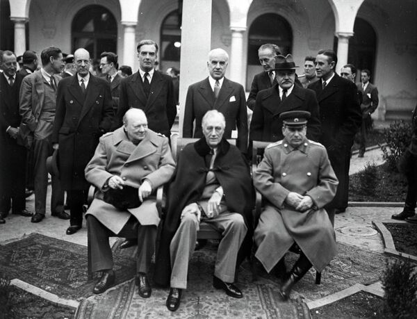 Премьер-министр Великобритании Уинстон Черчилль, президент США Франклин Делано Рузвельт и маршал СССР Иосиф Сталин перед началом одного из заседаний Ялтинской конференции Премьер-министр Великобритании Уинстон Черчилль, президент США Франклин Делано Рузвельт и маршал СССР Иосиф Сталин перед началом одного из заседаний Ялтинской конференции