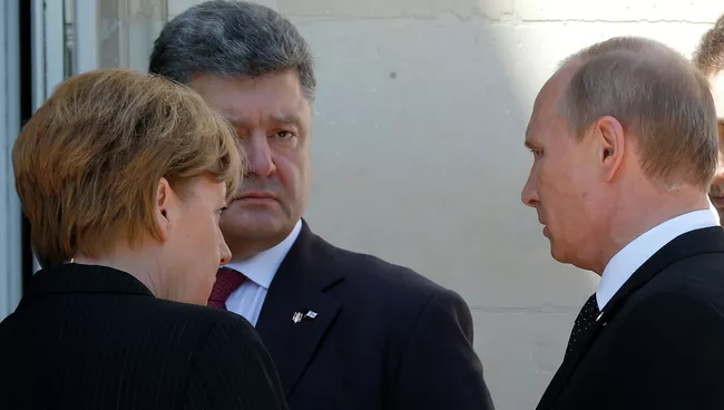 Ангела Меркель, Владимир Путин и Петр Порошенко. Архивное фото