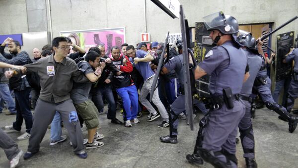 Столкновение участников забастовки с полицией в метро Сан-Паулу, Бразилия