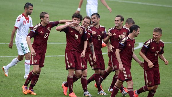 Игроки сборной России радуются забитому голу Юрия Жиркова