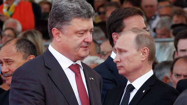 Петр Порошенко (слева) и Владимир Путин (справа)