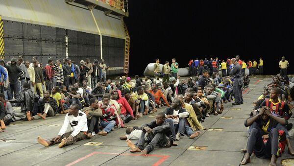 Африканские беженцы на палубе десантного корабля USS Bataan
