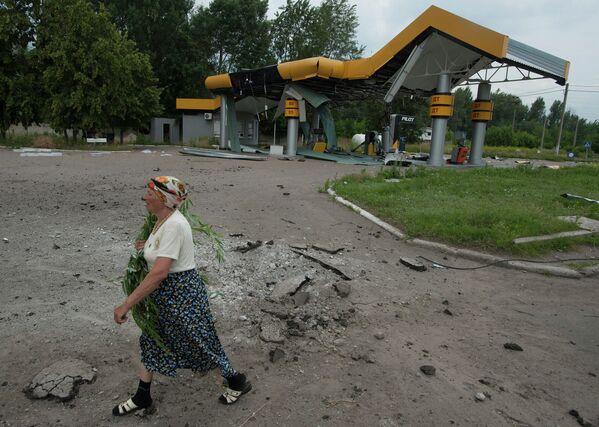 АЗС в Славянске, поврежденная в результате минометного обстрела украинскими войсками
