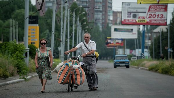Семья покидает Славянск после артиллерийского обстрела со стороны правительственных сил Украины