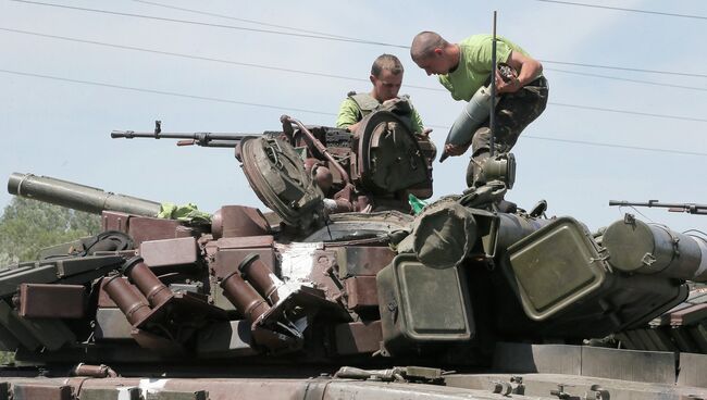 Военнослужащие украинской армии на броне танка. Архивное фото