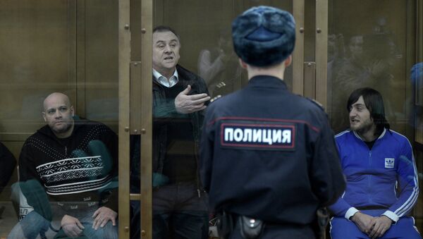 Обвиняемые в убийстве обозревателя Новой газеты Анны Политовской во время заседания в Мосгорсуде. Архивное фото
