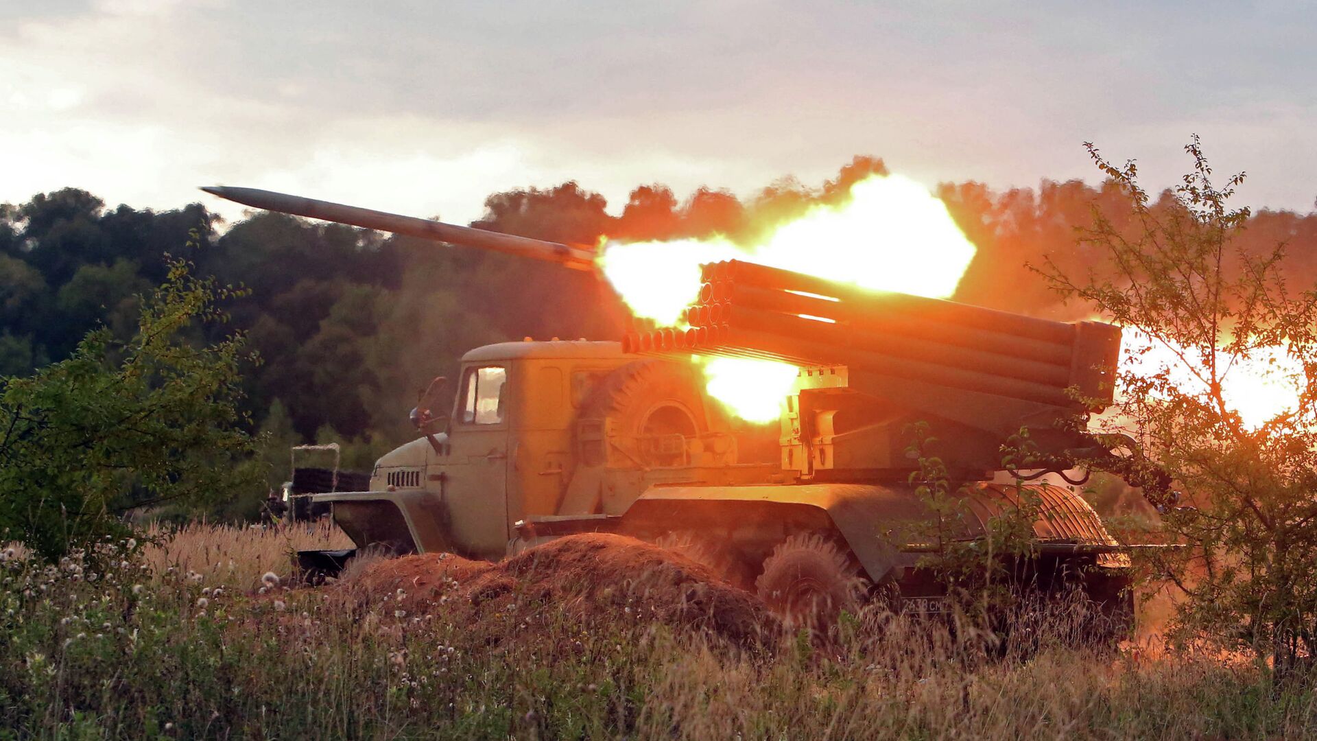 Пуск реактивной системы залпового огня БМ-21 Град Пуск реактивной системы залпового огня БМ-21 Град - РИА Новости, 1920, 10.11.2025