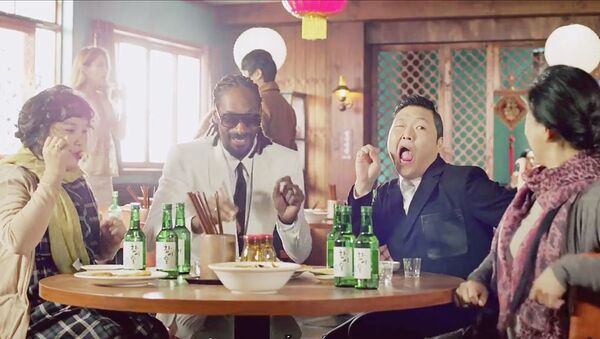 Кадр из нового клипа Hangover южнокорейского исполнителя Psy и американского рэпера Snoop Dogg