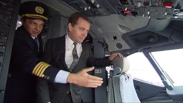 Медведев побывал в кабине пилота и проводил первый рейс Добролета