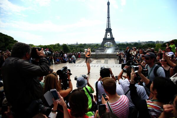 Мария Шарапова, победительница теннисного турнира Роллан Гаррос, на фоне Эйфелевой башни в Париже, Франция