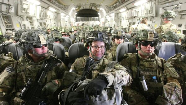 Американские военнослужащие в транспортном самолете