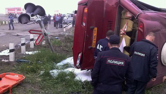 На месте столкновения рейсового автобуса с поездом в Сахалинской области